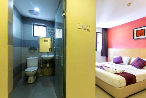 吉隆坡吉隆坡中心签名酒店的浴室设有床、卫生间和水槽。
