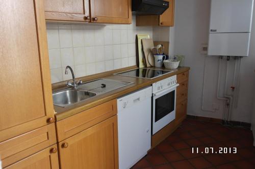 吕贝克克拉恩特施旅馆的一间带水槽和炉灶的小厨房