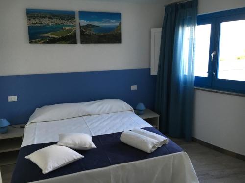 圣维托罗卡波Le case di Palma的一间卧室配有一张带两个枕头的床