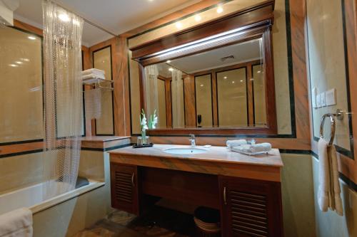 拉合尔法莱蒂酒店的一间浴室