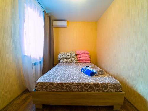 基辅Kvartirkoff na Petra Kalnyshevsky 7, 26 floor的小卧室配有带色彩缤纷枕头的床