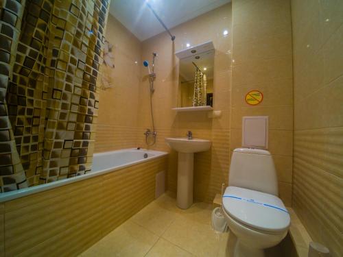 基辅Kvartirkoff na Petra Kalnyshevsky 7, 26 floor的浴室配有卫生间、浴缸和水槽。