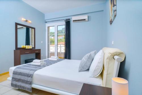 克里斯阿穆迪亚Sunny by the Beach的蓝色的卧室设有床和窗户