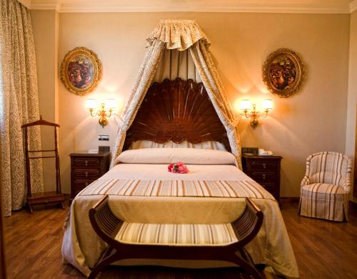 赫雷斯-德拉弗龙特拉拉库埃瓦公园酒店的一间卧室配有一张带天蓬的大床