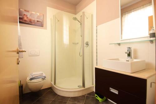 卡尔达罗Melanies Guesthouse 2 Zimmerwohnung的带淋浴、卫生间和盥洗盆的浴室