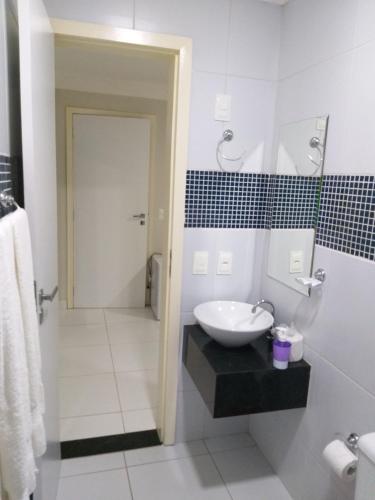 莫索罗Hotel Executivo Boulevard的白色的浴室设有水槽和淋浴。