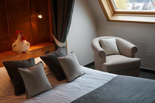 利克维希克维尔酒店的一间卧室配有床、椅子和鸡