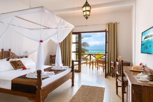普瓦尼梅查恩加尼下一站天堂精品度假酒店的一间卧室设有一张床和一个海景阳台