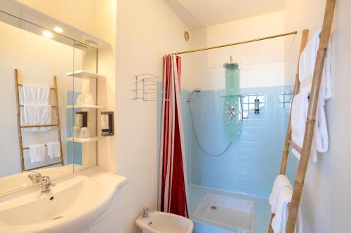 波城Cit'Hotel Atlantic Hotel的带淋浴、盥洗盆和卫生间的浴室