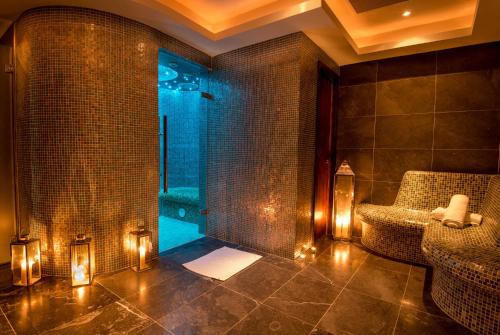 洛赫雷洛赫雷酒店及Spa的设有带灯和椅子的淋浴的浴室