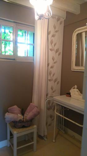 特雷尼Le vol du Papillon的浴室设有窗户、桌子和窗帘