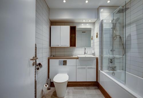 伦敦圣凯瑟琳皇家基金会酒店的浴室配有卫生间、盥洗盆和淋浴。