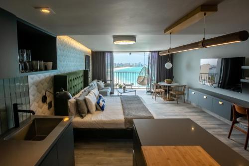 圣胡安OCEAN VIEW DELUXE SUITE: PVT. BEACH & POOL的客房设有一张床和带阳台的厨房