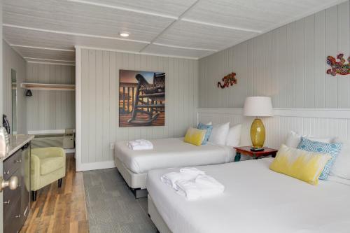斩魔山See Sea Motel的酒店客房配有两张床和一张书桌