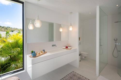 古斯塔维亚Villa King Gustaf的白色的浴室设有水槽和镜子