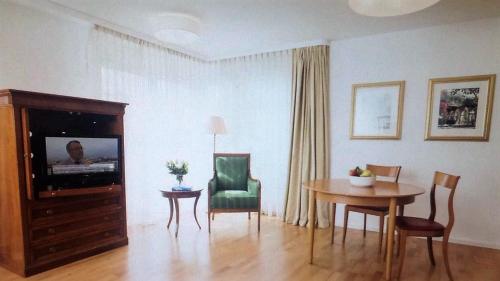 罗伊特林根FREE Apartment - Bei der Markthalle的客厅配有桌子和电视