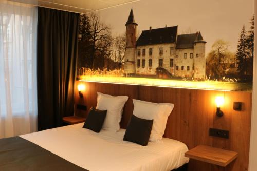 奥斯坦德Hotel Botteltje的酒店客房,配有一张床和城堡的照片