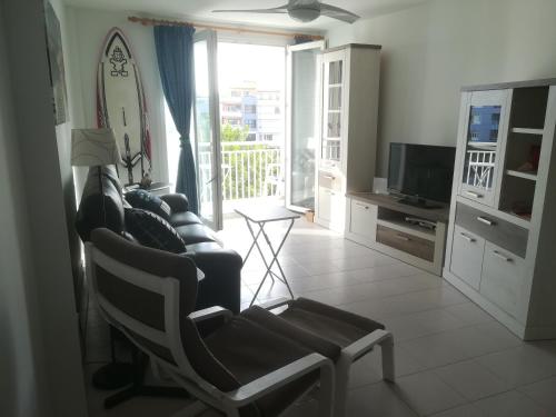 Large beachfront apartment Medano的休息区