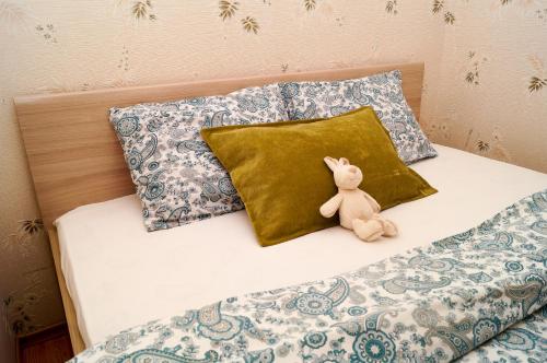 沃洛格达雅罗斯拉夫尔普雷米尼纳科瓦迪金公寓的一只塞满兔子的床上,有两个枕头