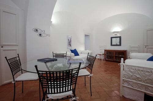 阿特拉尼Vicolo 23 House的客厅配有桌椅和沙发