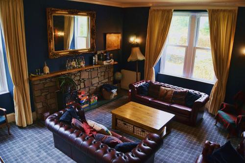 达尔马利Craig Villa Guest House的客厅设有两张沙发和一个壁炉