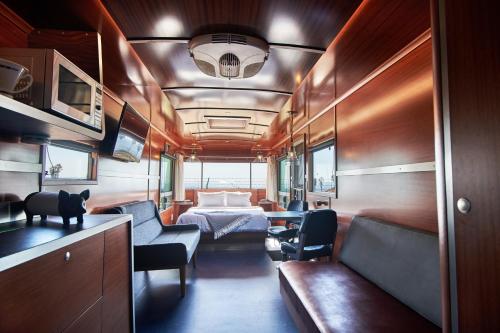 文图拉Waypoint Ventura的一间火车室,配有一张床和一间卧室