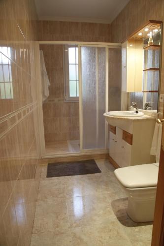 马略卡岛帕尔马Hermanos Gallego ETV9492的浴室配有卫生间、盥洗盆和淋浴。