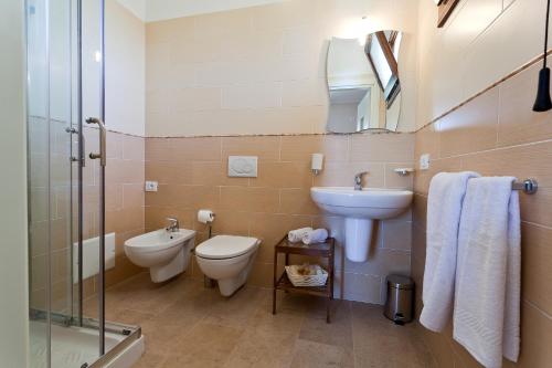 卡萨拉诺拉坎帕纳酒店的一间带卫生间、水槽和镜子的浴室