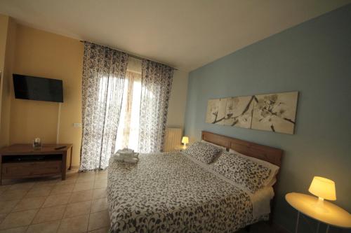 巴里洛萨蓝光住宿加早餐酒店的一间卧室设有一张床和一个窗口