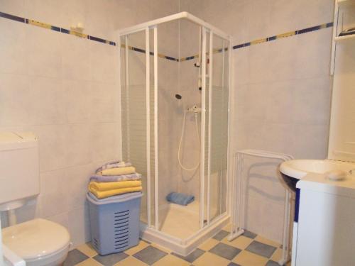 DémuinChambres d'hôtes La Luce的带淋浴和卫生间的白色浴室