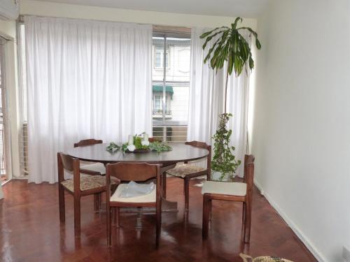 布宜诺斯艾利斯Alto Palermo, ,espacio y luz的一间配备有桌椅和植物的餐厅