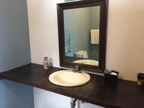 危地马拉Casa 10 Guest house的一间带水槽和大镜子的浴室