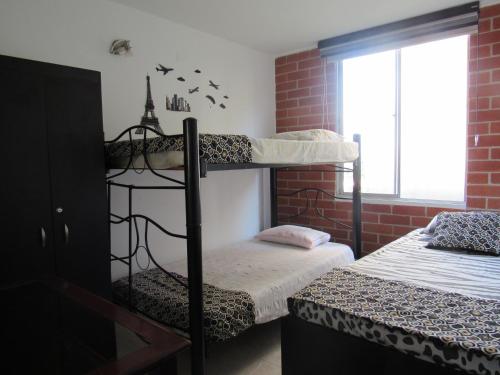 吉拉尔多特Reservas del peñon的客房设有两张双层床和一扇窗户。