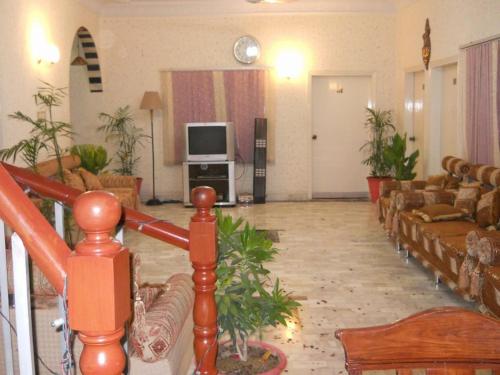 木尔坦Sunrise Guest House Multan的带沙发和电视的大型客厅