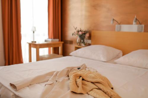 威斯巴登Town Hotel Wiesbaden - kleines Privathotel in Bestlage的一间酒店客房,配有一张带毛巾的床