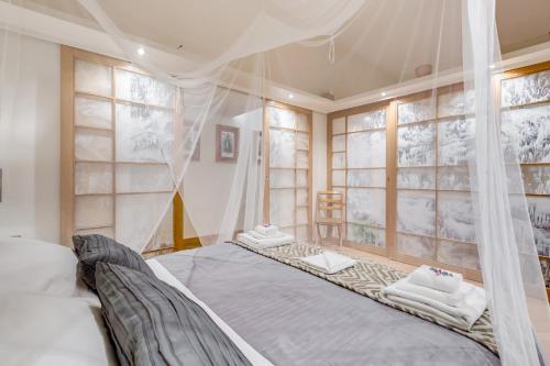 罗马VENETO COMFORTABLE Apartment的一间卧室配有一张带天蓬和窗户的床