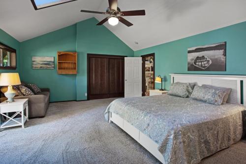 布拉格堡Fort Bragg Farmhouse的一间卧室配有一张床和吊扇