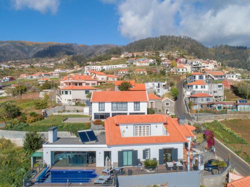 阿科达卡列塔Casa Lira的享有橙色屋顶房屋的空中景致
