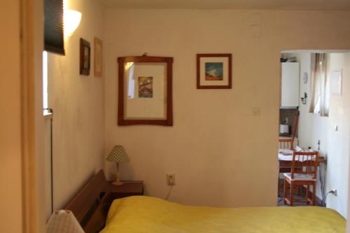 斯普利特旁塔斯卡公寓的卧室配有一张床,墙上设有镜子