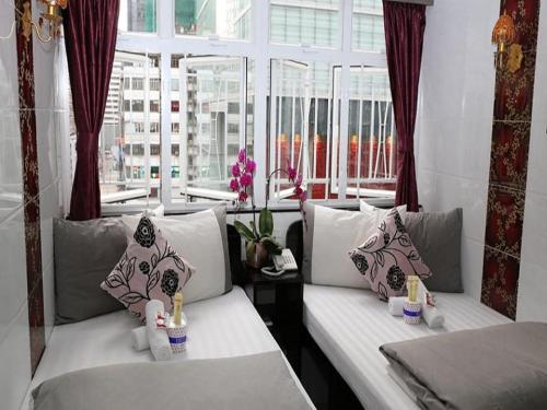 香港David Lounge的客厅配有2张白色沙发和窗户