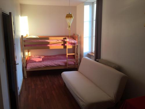 TinchebrayAu Père Tranquille的小房间设有双层床和沙发