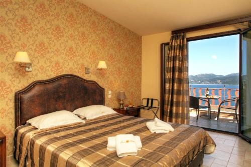尼基亚娜Hotel Tesoro的酒店客房,配有带两条毛巾的床