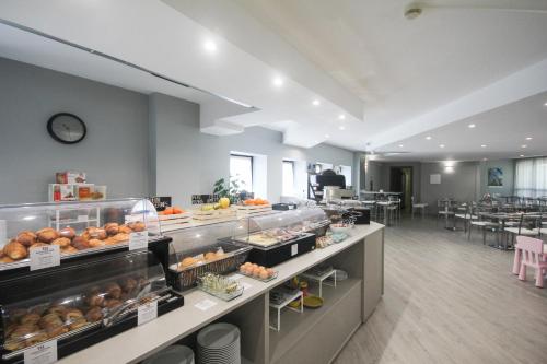 都灵都灵理工大学最佳品质酒店的展示着一大堆糕点的面包店