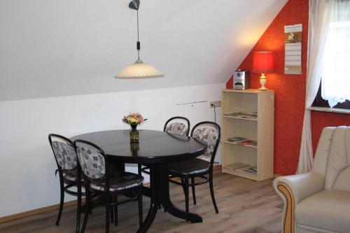 柏林Ferienwohnung Neumann的客厅配有餐桌和椅子