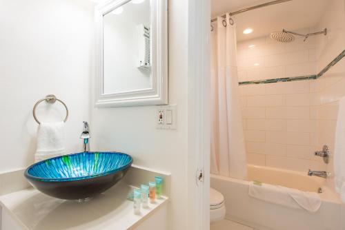 劳德代尔堡海滩广场酒店的一个带蓝色碗水槽的柜台浴室