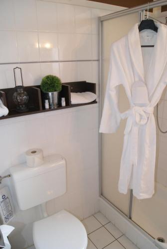 Anrode贝加斯塔比肯里德酒店的浴室设有悬挂在淋浴门上的白色毛巾