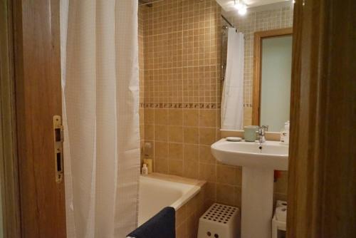 吉亚德伊索拉Balcón del Mar - Playa San Juan的浴室配有盥洗盆、卫生间和浴缸。