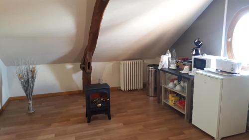 Le Nouvion-en-ThiéracheChambre du Nouvion的客房内的厨房配有燃木炉