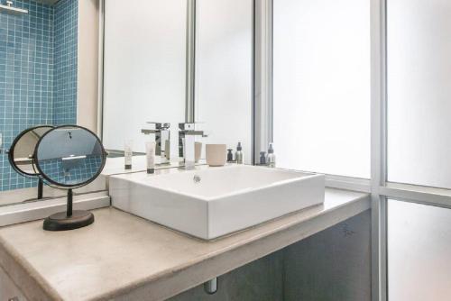 约翰内斯堡霍顿广场酒店的浴室设有白色水槽和镜子