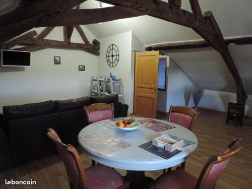 Le Nouvion-en-ThiéracheChambre du Nouvion的客厅配有桌子和沙发